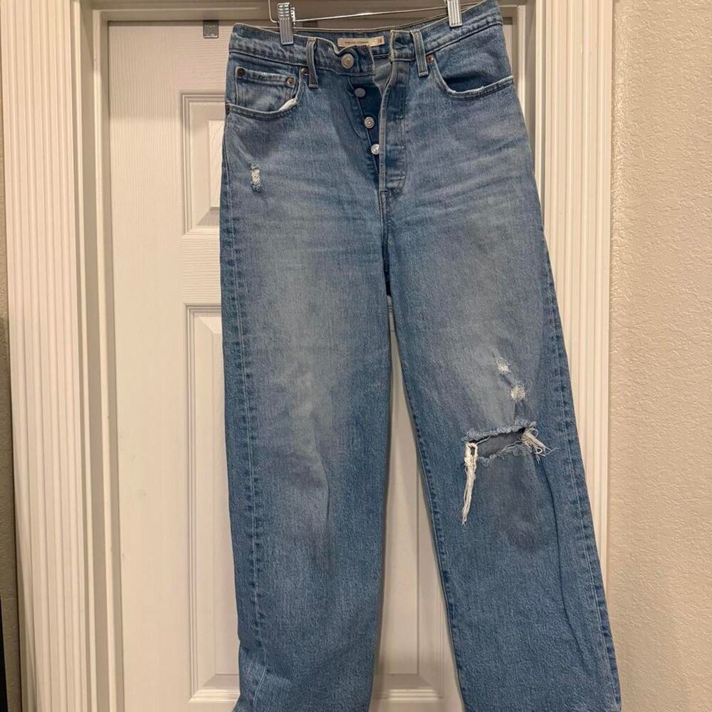Levi Distressed / Straight Leg Jeans 28
